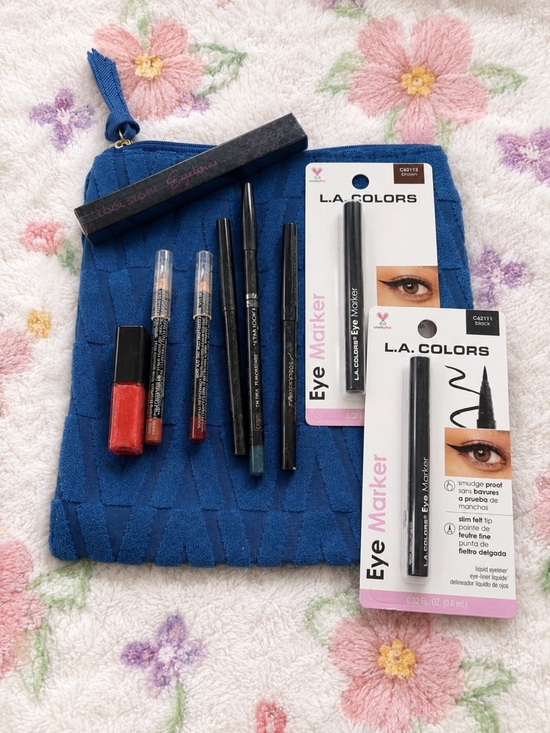 Star Looks Other - 🤩Make-Up Bundle Eye Liner Lip Gloss Lip Liner with Make-up Bag Assorted Colors